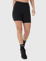Calza tipo biker de tiro alto en color negro, confeccionada en tejido elástico con banda de silicona interna para mayor sujeción y logo pequeño aplicado en el lateral.