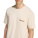 Remera de manga corta, cuello redondo, color beige claro, con el logo de Adidas en tipografía cursiva marrón en el pecho.
