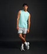 Musculosa deportiva masculina color beige, con cuello redondo y estampado sutil de líneas. Presenta recortes en los hombros y está confeccionada con tecnología Dry para mayor transpirabilidad.