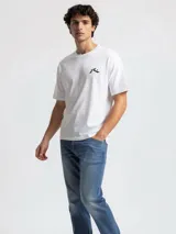 Remera de manga corta color blanco, con cuello redondo y logo de la marca estampado en pequeño en el pecho.