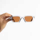 Lentes de sol con armazón de acetato en estampado carey y cristales oscuros con protección UV400.