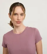 Remera deportiva cropped para mujer, color malva/rosado, de manga corta y cuello redondo. Confeccionada en tejido de malla de poliéster y elastano.