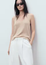 Top sin mangas de tejido de punto fino, con cuello en pico y tirantes anchos. Presenta un diseño recto y minimalista.