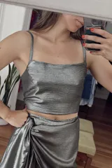 Top plateado de breteles finos y corte crop.