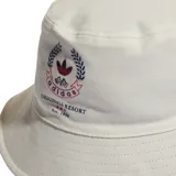 Gorro tipo bucket Adidas color azul marino con logo bordado en dorado y blanco.