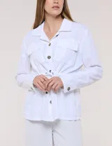 Sobrecamisa beige de lino liviano, con cuello camisero, cierre frontal de botones carey y bolsillos en el pecho. Cuenta con cordón ajustable en la cintura y mangas largas.