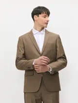 Ambo Harrington Label de color marrón, compuesto por un saco sastre de botonadura sencilla y un pantalón de vestir a juego.