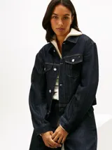 Campera de denim oscura Tommy Hilfiger confeccionada en mezcla de algodón y Tencel Lyocell, con cierre frontal de botones metálicos, bolsillos con solapa en el pecho y costuras en contraste.