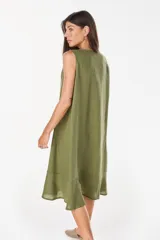 Vestido midi celeste de lino italiano, sin mangas, con escote redondo y cierre frontal abotonado con bolsillos laterales y corte holgado.