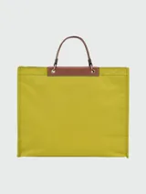 Bolso shopper Longchamp modelo Le Pliage Cabas L, color verde lima con solapa marrón de cuero y herrajes dorados.