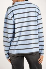Sweater tipo polo de manga larga con diseño de rayas horizontales en tonos celeste y marrón oscuro. Presenta cuello camisero con abertura frontal y corte recto.