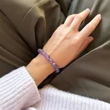 Pulsera de cuentas esféricas de piedra amatista natural de 10 mm, con cierre de mosquetón y terminales con baño de oro.
