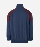 Campera corta viento de corte oversized, confeccionada en tejido técnico azul marino con paneles laterales en color bordó. Presenta cuello alto, cierre frontal con cremallera, mangas largas con puños elásticos y bolsillos laterales.