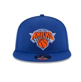 Gorra New Era modelo 9Fifty, color azul, con visera plana y el logo bordado de los New York Knicks en el frente.