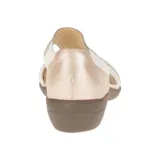 Sandalia de estilo casual con diseño en T, confeccionada en material metalizado color champagne con detalles en tono crema. Cuenta con una suela baja y flexible de color marrón, ideal para un uso diario y cómodo.