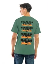 Remera de manga corta y cuello redondo, color gris oscuro o carbón, con un estampado circular blanco en el pecho que contiene texto y un logo.