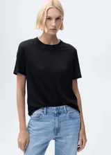 Remera negra de lino de manga corta y cuello redondo.