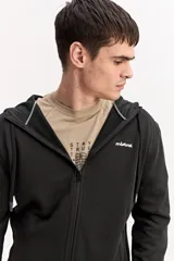 Campera de algodón gris melange con capucha, cierre frontal completo y bolsillos laterales. Cuenta con un parche rectangular negro con inscripciones en la manga y cordones ajustables para la capucha.