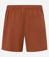 Bermuda de baño color beige, confeccionada en tejido ana ruga texturizado. Tiene lazo en la cintura, bolsillos laterales y un bolsillo trasero.