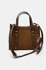 Bolso mini shopper de efecto pana en color marrón, con detalles en cuero sintético marrón, asas de mano, asa bandolera extraíble de tela en color beige y cierre imantado.