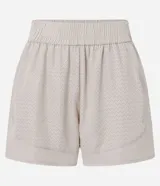 Bermuda runner deportiva de microfibra ligera color gris, con cintura elástica y diseño perforado.