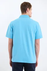 Remera verde con cuello polo y tapeta de dos botones. Corte clásico y mangas cortas.