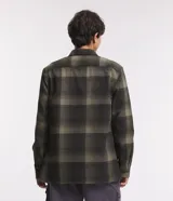 Camisa de franela a cuadros en tonos de azul marino y gris oscuro, con corte regular, manga larga, cuello camisero, cierre frontal de botones y un bolsillo en el pecho.