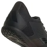 Championes de fútbol adidas Predator Accuracy 4, color negro, con diseño texturizado en la parte frontal y cordones al tono.