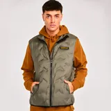 Chaleco acolchado color verde militar con cierre frontal, bolsillos laterales y parche con logo de la marca en el pecho.