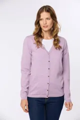 Saco tejido fino de hilo de algodón color beige, con cuello en V, cierre frontal con botones y puños acanalados.