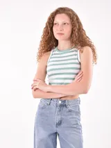 Musculosa corta a rayas horizontales blancas y verde agua, con cuello redondo y sisas anchas.