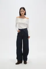 Pantalon tipo jean de corte barrel, con cintura media, bolsillos laterales y cierre con cordón ajustable en la cintura.