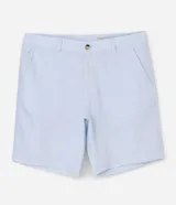 Bermuda slim texturizada de lino con algodón, de color gris claro, con cintura fija con trabillas, bolsillos y cierre delantero con botón y cremallera.