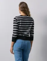 Cardigan tejido en hilado fino, marca Cable & Gauge, con rayas horizontales negras y blancas. Tiene abertura central con botones y cuello redondo.