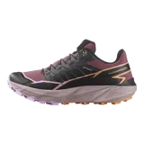Championes de trekking y trail running Salomon Thundercross, color negro con detalles en bordó y suela marrón.