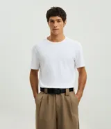 Cinturón ajustable de poliéster con cinta de trama gruesa y hebilla plástica negra. Cuenta con regulador para un ajuste preciso y resistente.