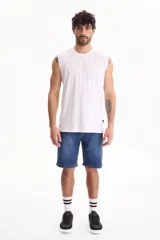Musculosa blanca clásica de algodón, con cuello redondo y diseño liso.