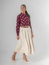 Falda midi de corte clásico confeccionada en corderoy, con cintura elastizada, diseño de tablas y bolsillos laterales. Incluye un cinturón desmontable en color marrón.