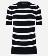 Blusa de punto ligero de manga corta y cuello redondo con diseño de rayas horizontales negras sobre base blanca.