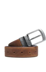 Cinturón de cuero marrón con costuras pespunteadas a tono, hebilla metálica rectangular de acabado envejecido y diseño reversible.