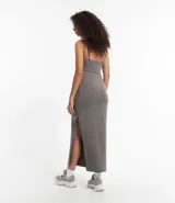 Vestido largo de algodón, color marrón topo, de corte ajustado al cuerpo con escote cuadrado y breteles finos. Presenta una abertura lateral en la falda.