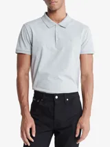 Chomba de manga corta color gris jaspeado, corte slim, con cuello polo y tapeta de tres botones. Presenta un pequeño logo monograma bordado en el pecho.