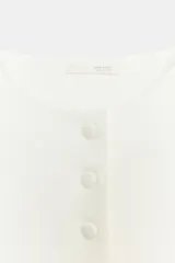 Top tipo chaleco confeccionado en hilatura con viscosa, con diseño de rayas horizontales en blanco y azul marino. Presenta cuello redondo, manga sisa y cierre frontal con botones.