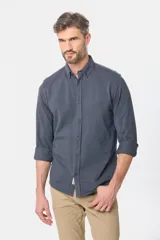 Camisa de hombre de piqué lisa color azul, con cuello abotonado y manga larga.