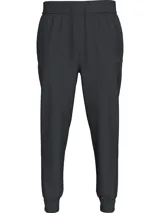 Pantalón de jogging negro con cintura elástica ajustable con cordón, puños elásticos y logo tonal de Calvin Klein en la pierna. Confeccionado en algodón.