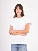 Remera de algodón blanca, de corte holgado y mangas cortas con diseño caído.