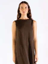 Vestido largo sin mangas de corte recto y holgado, con escote bote y bolsillos laterales. Confeccionado en mezcla de lyocell, viscosa y lino.