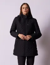 Campera capitoneada de corte largo con diseño acolchado en forma de rombos. Cuenta con cierre frontal completo, capucha desmontable, bolsillos delanteros con solapa y cierre, y forro interno a tono.