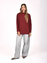 Buzo de tejido de punto tipo waffle en color negro, con cuello redondo, mangas largas y corte holgado.