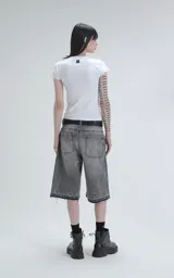 Remera blanca de manga corta, corte ajustado y largo a la cadera.